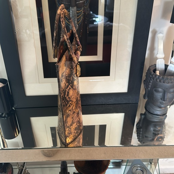 Authentic beautiful triangle shape molten lather type bag with orient decor - Picture 3 of 4